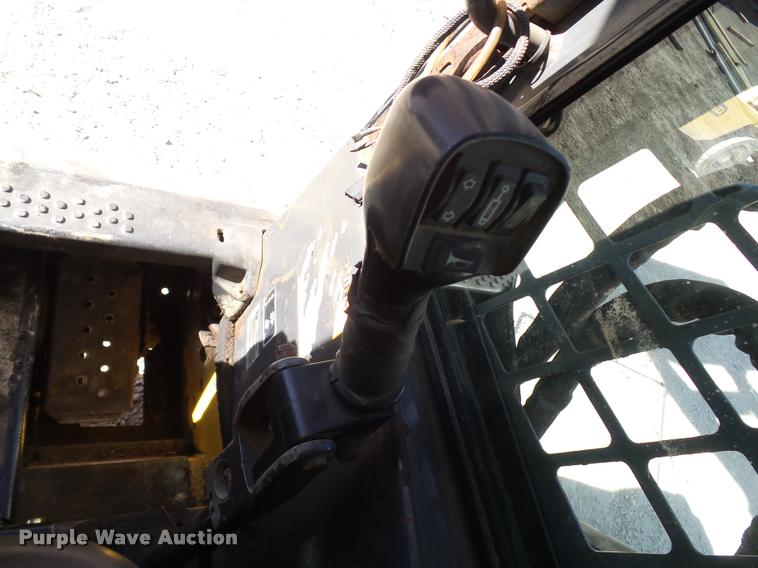 image for item CC9086 2005 New Holland LT190B skid steer