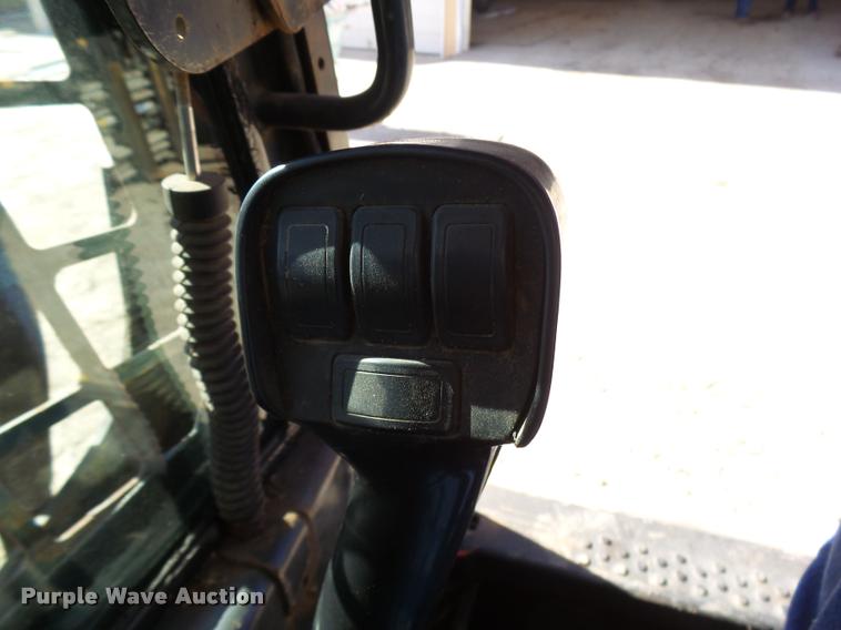 image for item CC9086 2005 New Holland LT190B skid steer