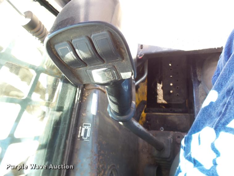 image for item CC9086 2005 New Holland LT190B skid steer