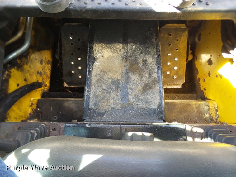 image for item CC9086 2005 New Holland LT190B skid steer