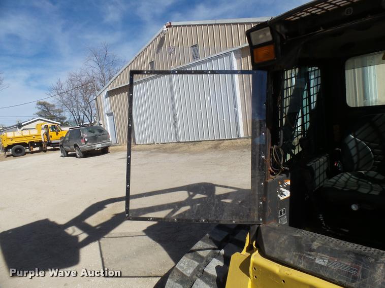 image for item CC9086 2005 New Holland LT190B skid steer
