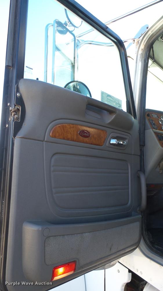 image for item DA0408 2007 Peterbilt 379 semi truck