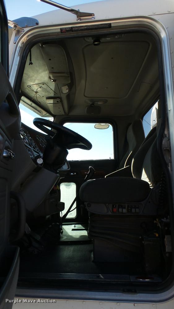 image for item DA0408 2007 Peterbilt 379 semi truck