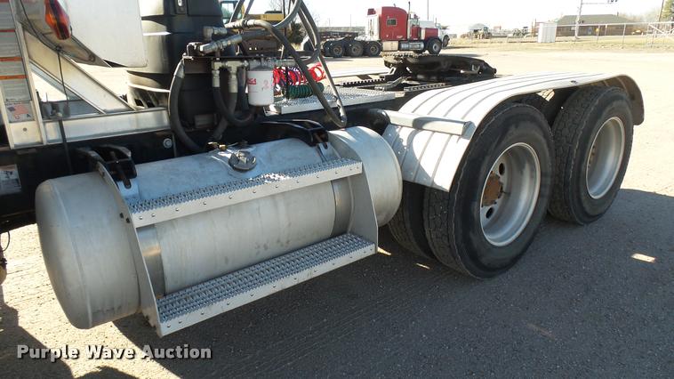 image for item DA0408 2007 Peterbilt 379 semi truck