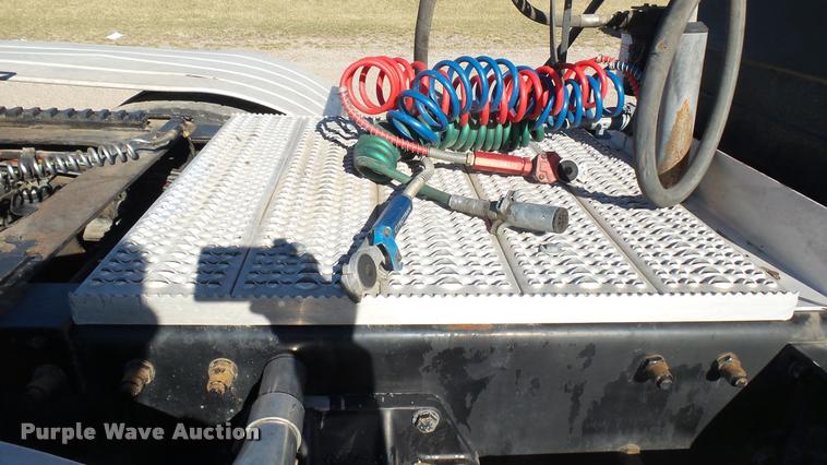 image for item DA0408 2007 Peterbilt 379 semi truck