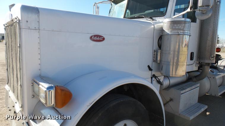 image for item DA0408 2007 Peterbilt 379 semi truck