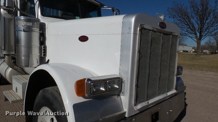 image for item DA0408 2007 Peterbilt 379 semi truck