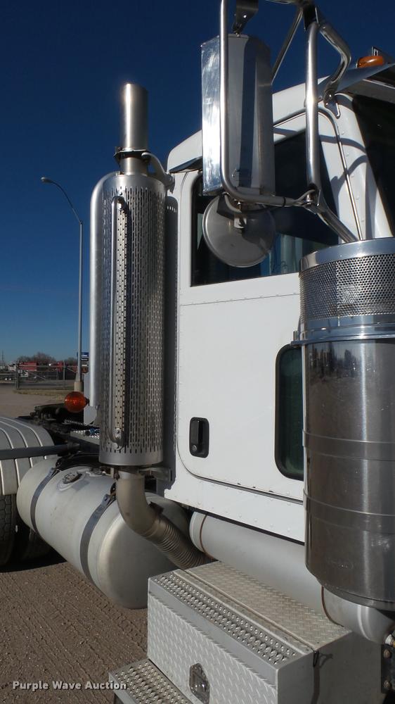 image for item DA0408 2007 Peterbilt 379 semi truck