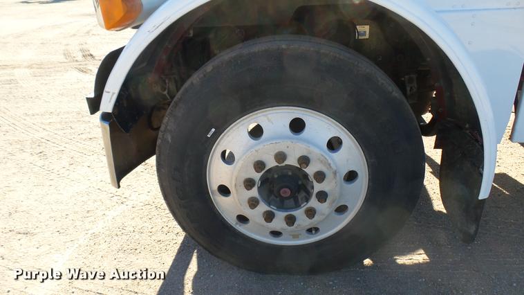image for item DA0408 2007 Peterbilt 379 semi truck
