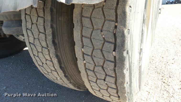 image for item DA0408 2007 Peterbilt 379 semi truck