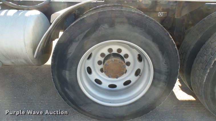 image for item DA0408 2007 Peterbilt 379 semi truck