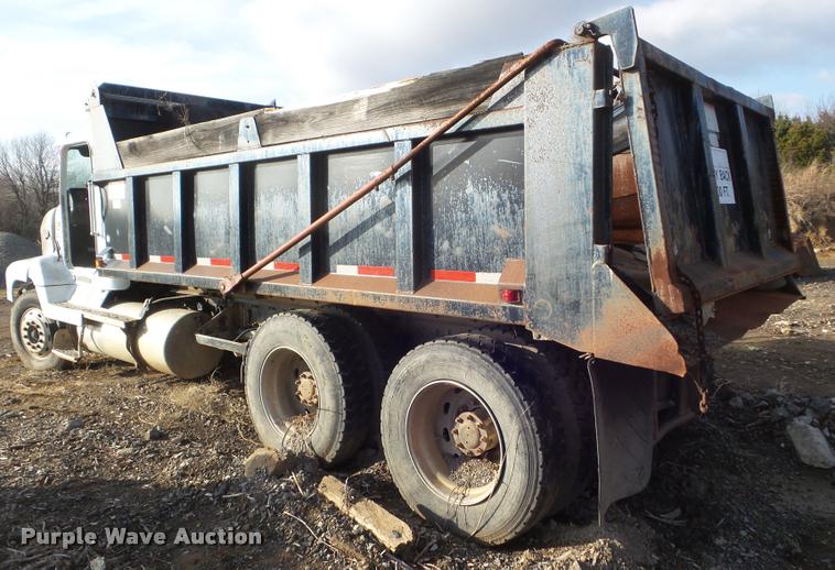 image for item DA5228 1995 Freightliner FLD112 dump truck