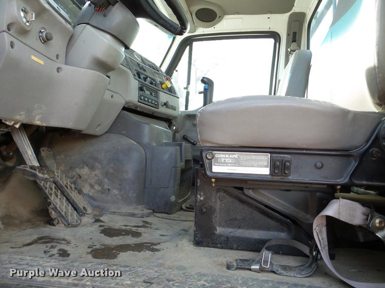 image for item DA7325 2000 Sterling L9513 crane truck