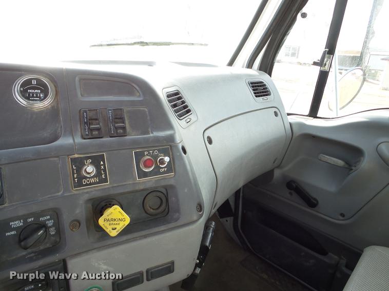 image for item DA7325 2000 Sterling L9513 crane truck