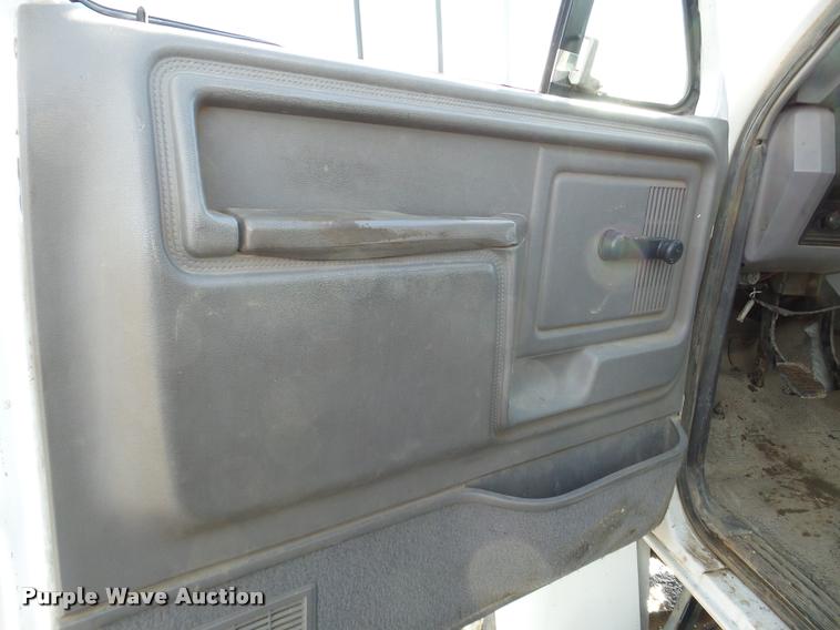 image for item DA7326 1999 Ford F800 dump flatbed truck