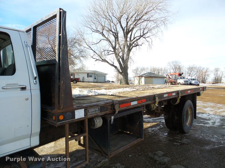 image for item DA7326 1999 Ford F800 dump flatbed truck