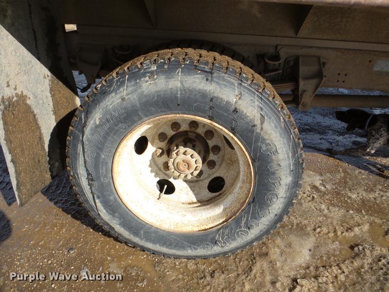 image for item DA7326 1999 Ford F800 dump flatbed truck