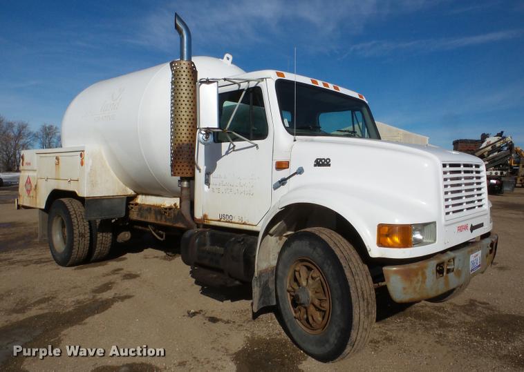 image for item DA7339 1999 International 4700 propane fuel truck