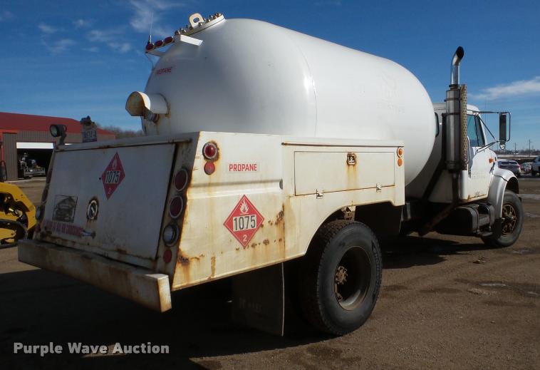 image for item DA7339 1999 International 4700 propane fuel truck