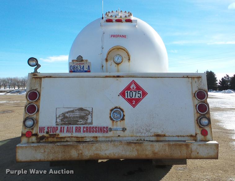 image for item DA7339 1999 International 4700 propane fuel truck