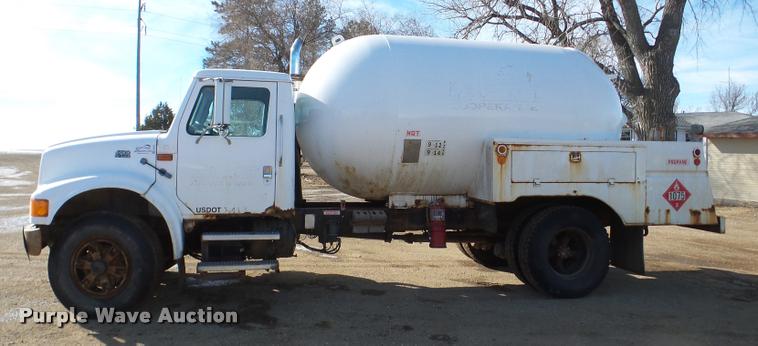 image for item DA7339 1999 International 4700 propane fuel truck