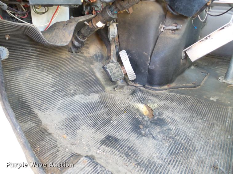 image for item DA7339 1999 International 4700 propane fuel truck