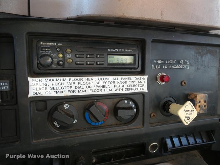 image for item DA7339 1999 International 4700 propane fuel truck