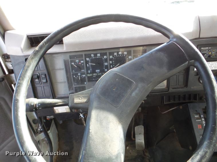 image for item DA7339 1999 International 4700 propane fuel truck