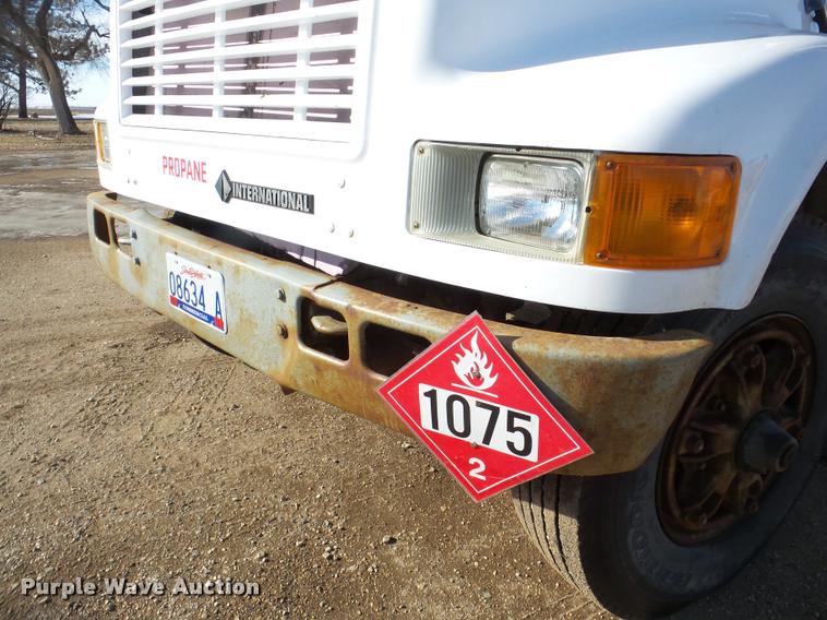 image for item DA7339 1999 International 4700 propane fuel truck