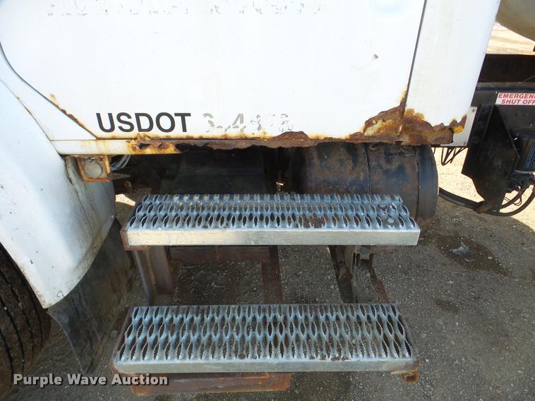 image for item DA7339 1999 International 4700 propane fuel truck