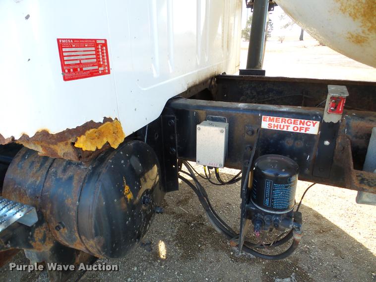 image for item DA7339 1999 International 4700 propane fuel truck