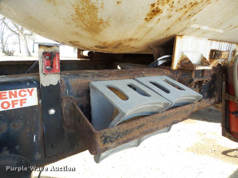 image for item DA7339 1999 International 4700 propane fuel truck