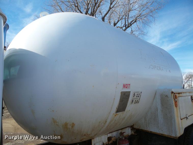 image for item DA7339 1999 International 4700 propane fuel truck