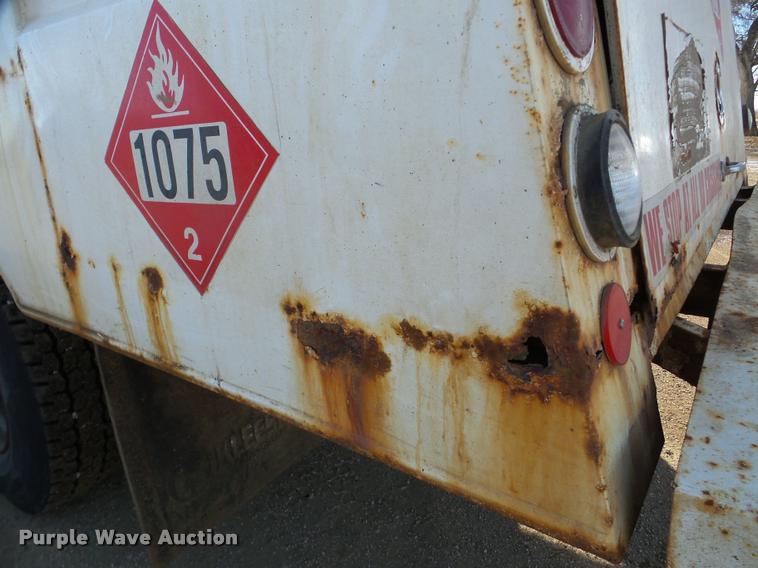 image for item DA7339 1999 International 4700 propane fuel truck