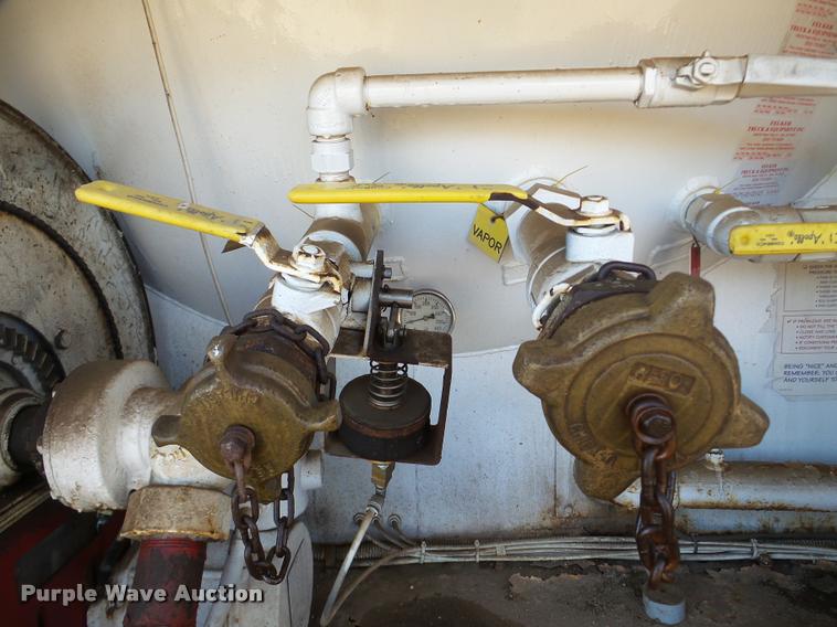 image for item DA7339 1999 International 4700 propane fuel truck