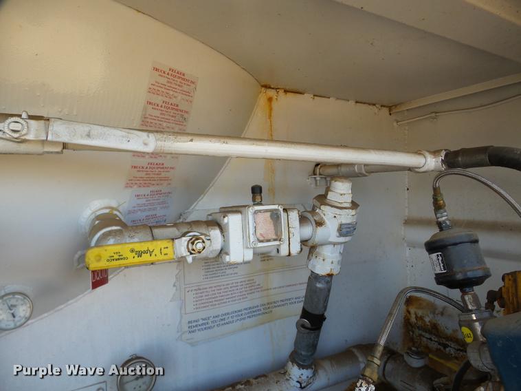 image for item DA7339 1999 International 4700 propane fuel truck