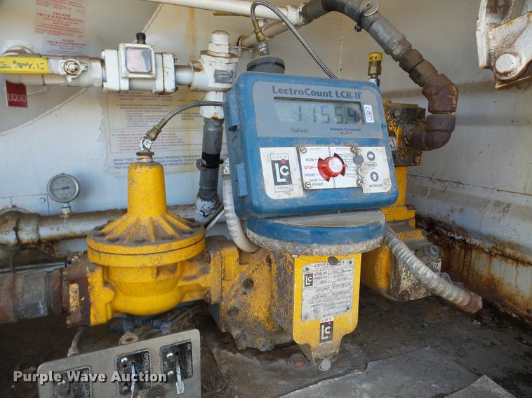 image for item DA7339 1999 International 4700 propane fuel truck