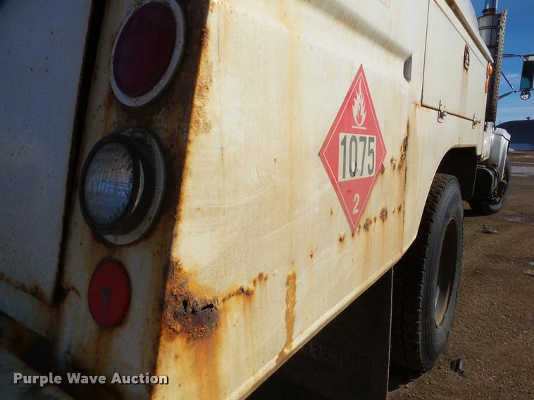 image for item DA7339 1999 International 4700 propane fuel truck