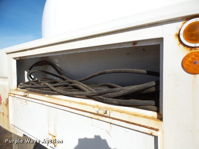 image for item DA7339 1999 International 4700 propane fuel truck