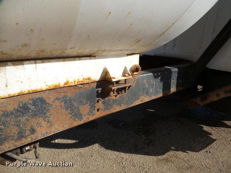 image for item DA7339 1999 International 4700 propane fuel truck