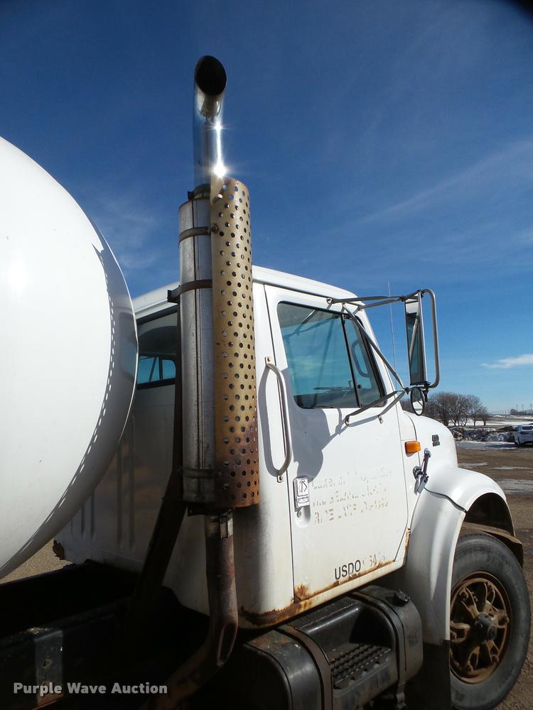 image for item DA7339 1999 International 4700 propane fuel truck