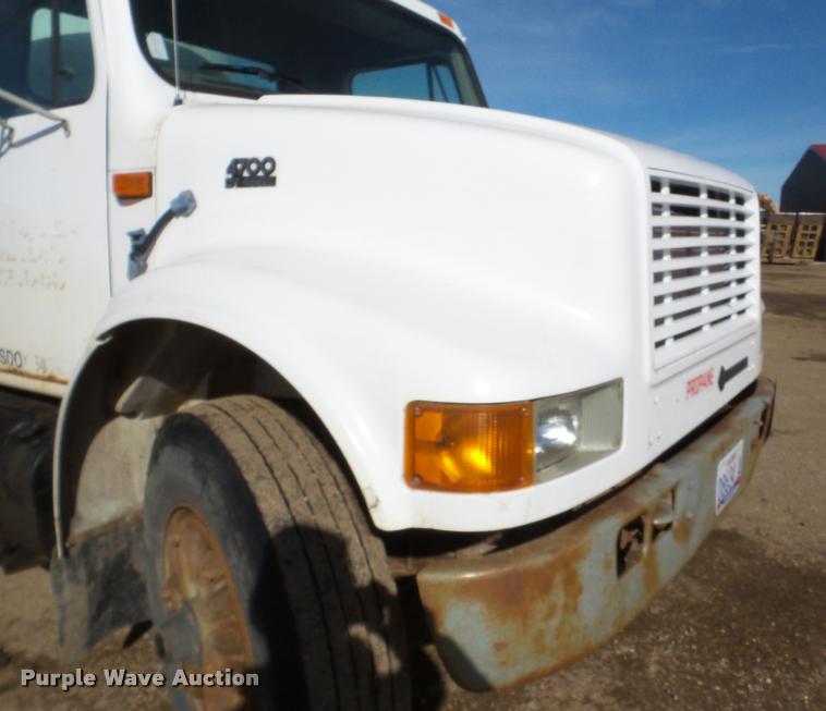 image for item DA7339 1999 International 4700 propane fuel truck