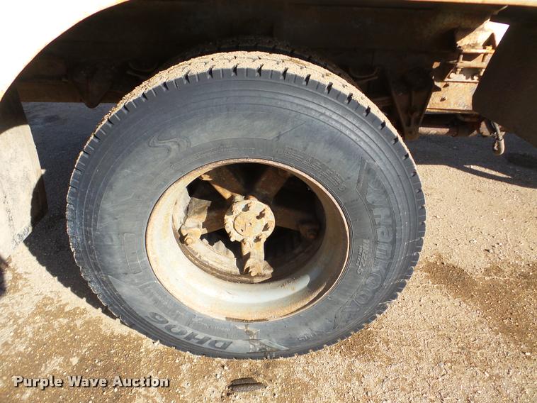 image for item DA7339 1999 International 4700 propane fuel truck