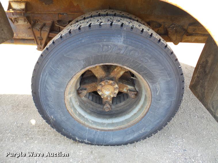 image for item DA7339 1999 International 4700 propane fuel truck