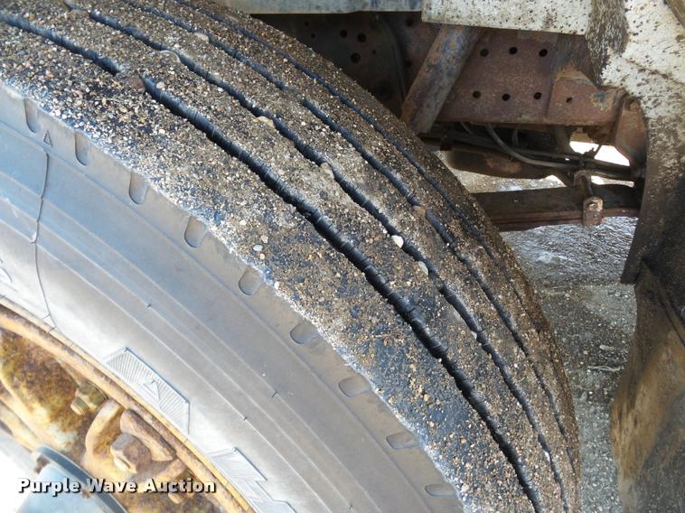 image for item DA7339 1999 International 4700 propane fuel truck