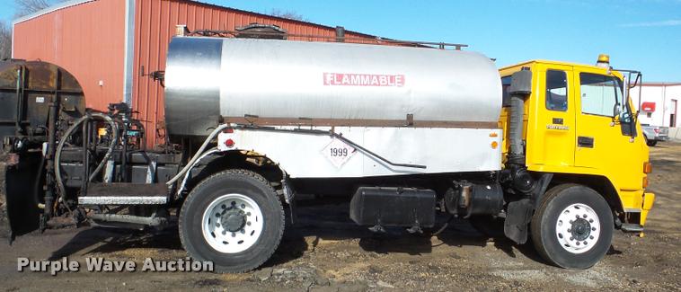 image for item DA7377 1991 GMC 7000 oil distribution truck