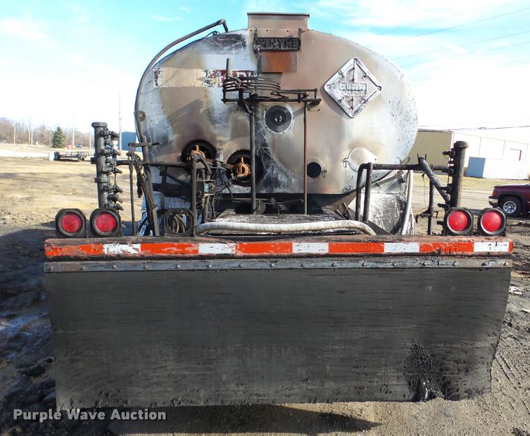 image for item DA7377 1991 GMC 7000 oil distribution truck