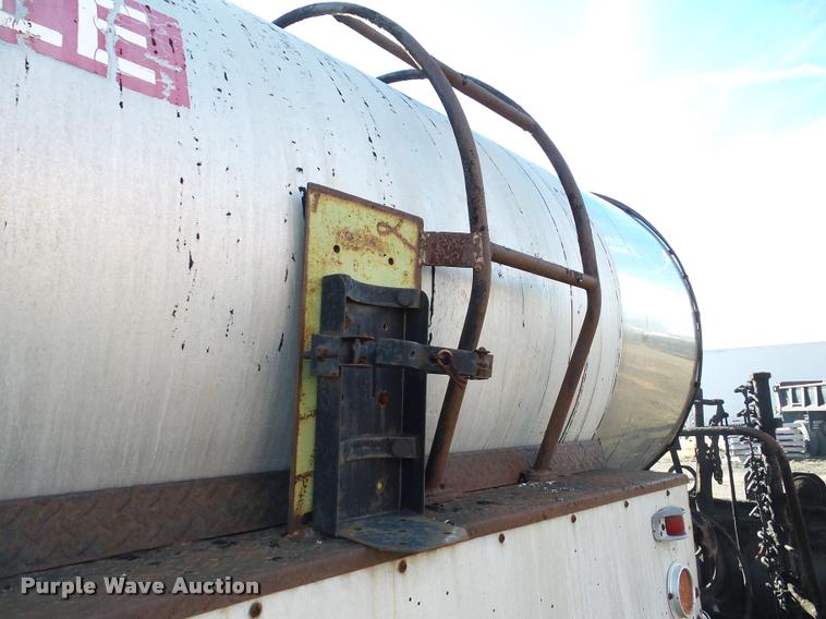 image for item DA7377 1991 GMC 7000 oil distribution truck