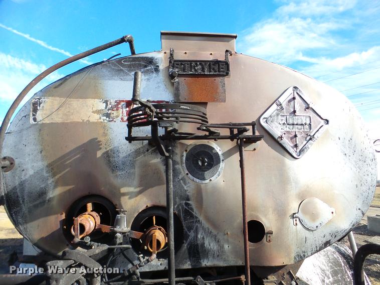 image for item DA7377 1991 GMC 7000 oil distribution truck