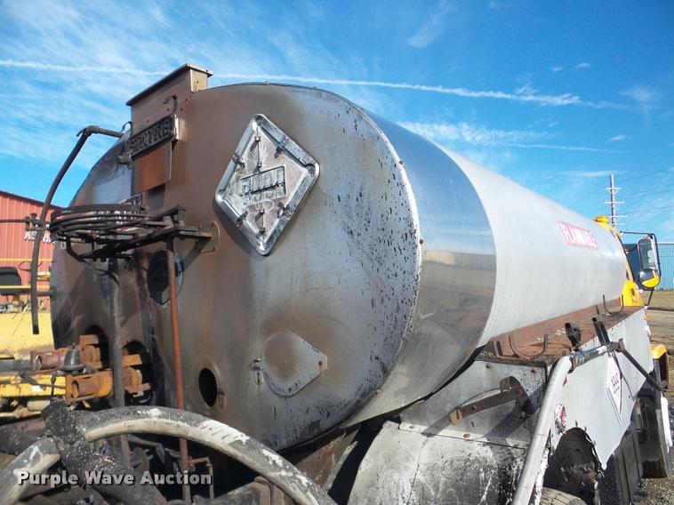 image for item DA7377 1991 GMC 7000 oil distribution truck